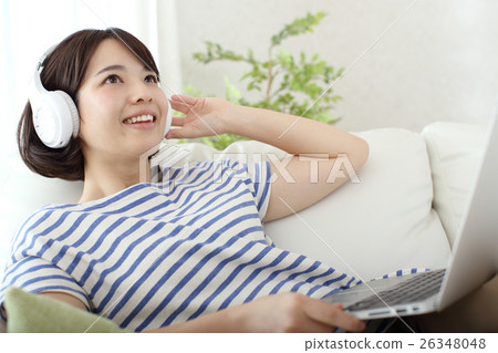 一個年輕的女人,聽聽音樂 一個年輕的女人,聽聽音樂 26348048