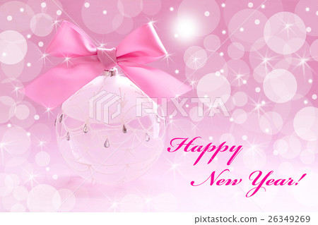 在桃紅色絲帶新年快樂的聖誕節球裝飾品 26349269