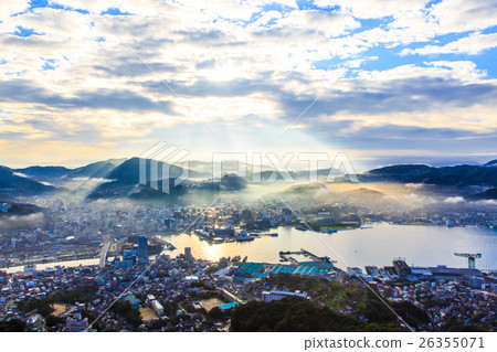 雲彩海的看法從Inasama長崎市區的山景在黎明 雲彩海的看法從Inasama長崎市區的山景在黎明 26355071