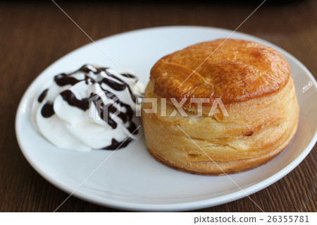 cream cake dessert 26355781