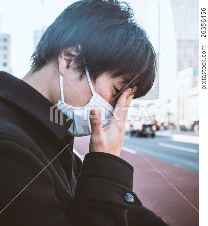 保持額頭的男性 26356456