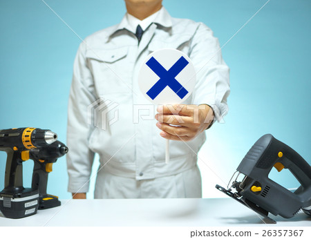 男性和電動工具穿著工作服，引用北京的標語牌。 26357367