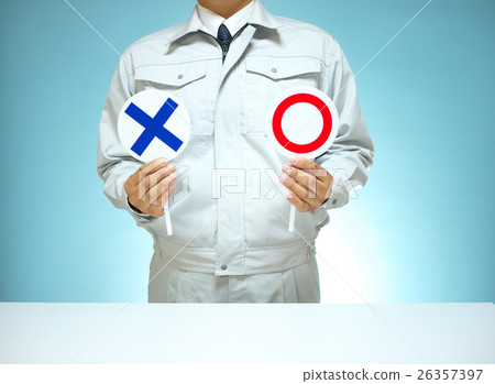 穿著工作服的男性提出了Malpeque的標語牌。 穿著工作服的男性提出了Malpeque的標語牌。 26357397