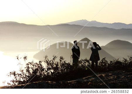 風景人早晨煥發Toyako北海道有薄霧的雲彩海 26358832