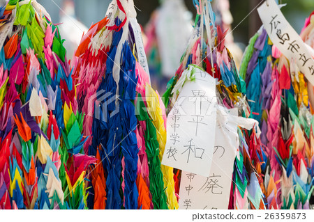 廣島和平紀念博物館五顏六色的被折疊的起重機 26359873