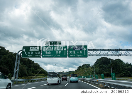 汽車經過龜山路口 26366215