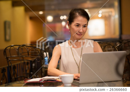 中間業務女人形象 26366660