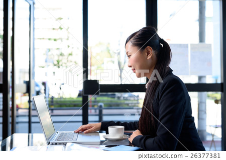 女性職業女性辦公室咖啡廳Nomado圖像處理個人電腦與時尚的咖啡館 26377381