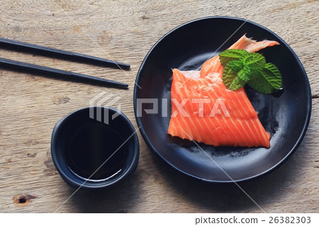 salmon sashimi 26382303