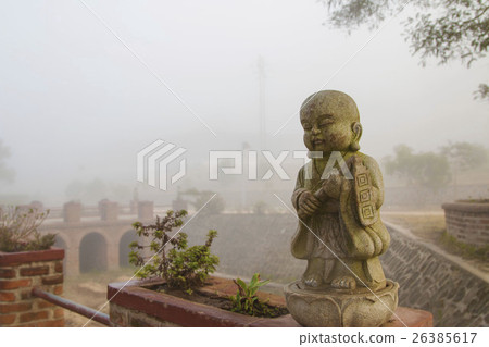 晨霧中的小沙彌 26385617