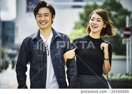 couple walking in the city 26388890