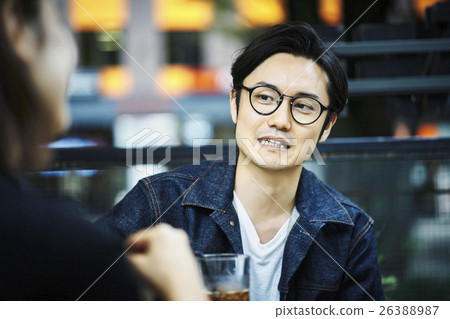 A couple to relax at a cafe 26388987