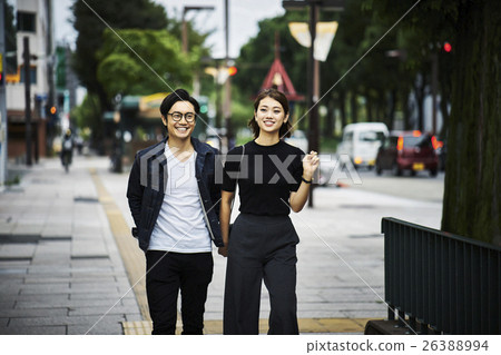 couple walking in the city 26388994