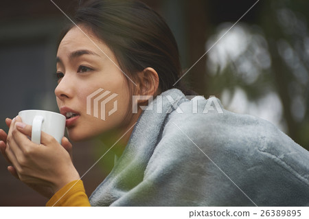 一個國家生活飲料的女人 26389895