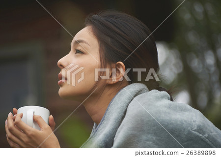 一個國家生活飲料的女人 26389898