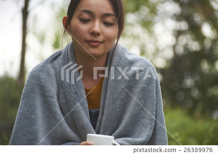 享受鄉下生活的女性畫象 26389976