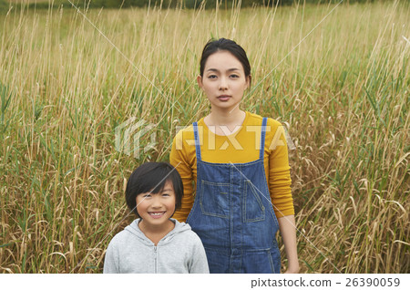 Parent-child portrait living in the country 26390059