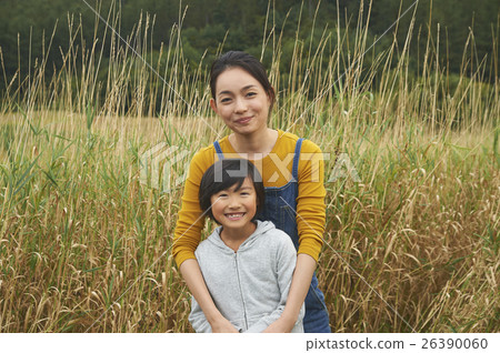 生活在該國的親子肖像 26390060