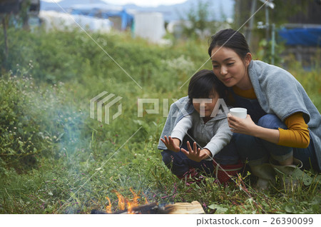 Parent and child who is a bonfire Parent and child who is a bonfire 26390099