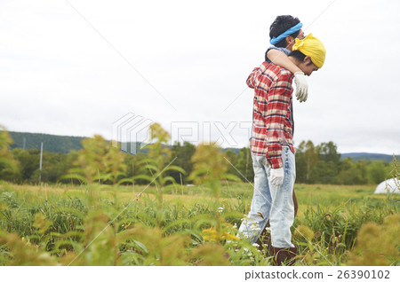 Men living in the country living shoulder Men living in the country living shoulder 26390102