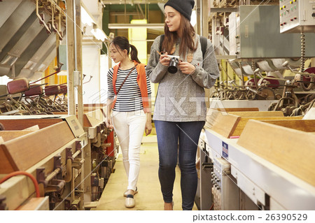 Foreign women and Japanese women who visit the tea factory Foreign women and Japanese women who visit the tea factory 26390529