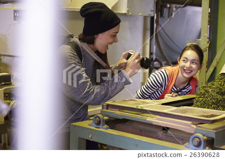 Foreign women and Japanese women who visit the tea factory 26390628
