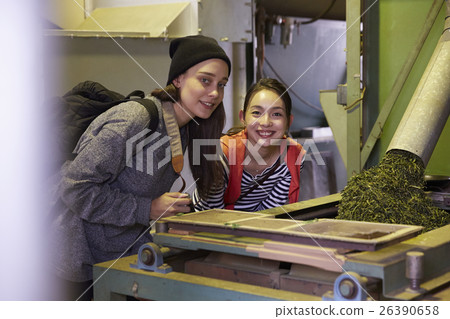 參觀茶廠的外國婦女和日本婦女 參觀茶廠的外國婦女和日本婦女 26390658