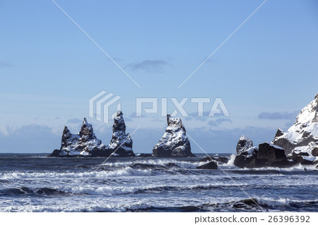 Three pinnacles of Vik with rough waves Three pinnacles of Vik with rough waves 26396392