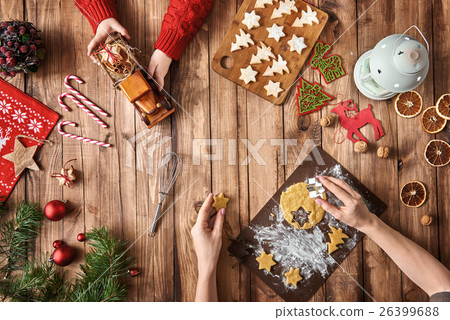 Christmas family traditions. 26399688
