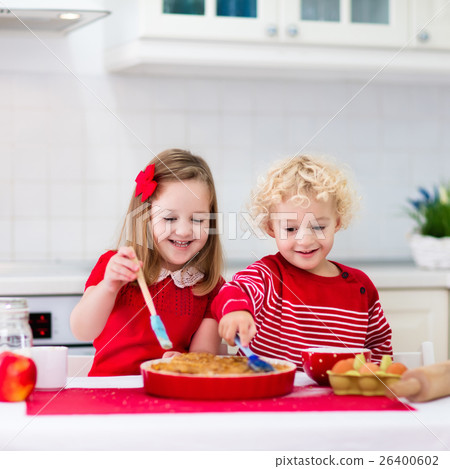 Kids baking apple pie 26400602