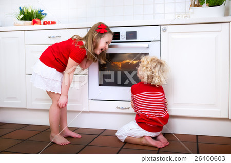 Kids baking apple pie 26400603