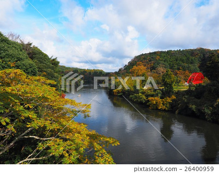 The autumnal leaves and the Kozuki bridge of Chiba Kimitsu Kameyama lake 26400959