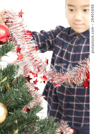 裝飾聖誕樹零件的女孩削減了身體局部手 26401698