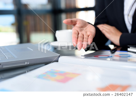 提出情況的女性手事業婦女辦公室咖啡館Nomado圖像 26402147