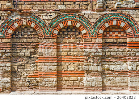 Ancient wall with arch 26402828