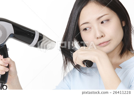 A young woman who arranges her hair A young woman who arranges her hair 26411228