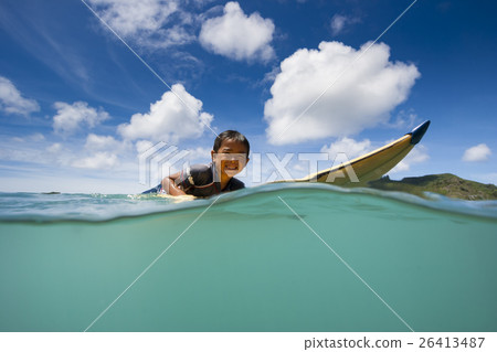有衝浪板小笠原海洋的男孩 26413487