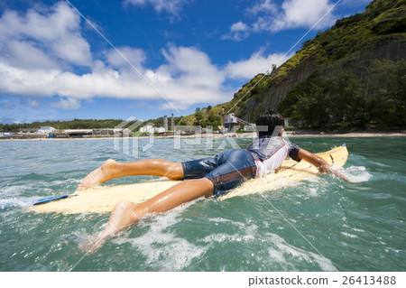 有衝浪板小笠原海洋的男孩 26413488