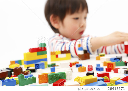 男孩玩積木 26418371