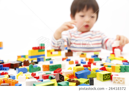 男孩玩積木 26418372