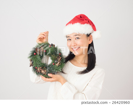 有聖誕節花圈的一名婦女 有聖誕節花圈的一名婦女 26420960
