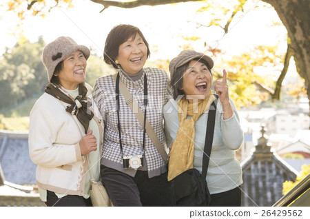 Senior women traveling Senior women traveling 26429562
