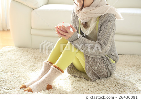 一個女人喝一杯熱飲料 一個女人喝一杯熱飲料 26430081