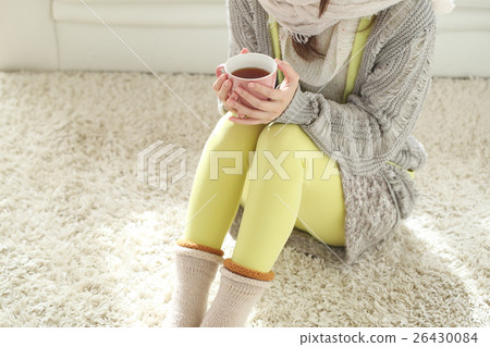 一個女人喝一杯熱飲料 一個女人喝一杯熱飲料 26430084