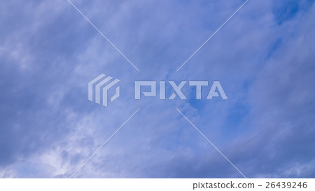 11月下午的天空和雲彩(通過修改16:9誇大) 11月下午的天空和雲彩(通過修改16:9誇大) 26439246