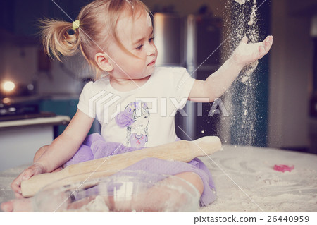 beautiful little girl 26440959