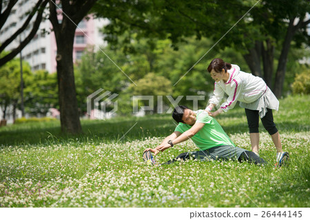 Middle couple image 26444145