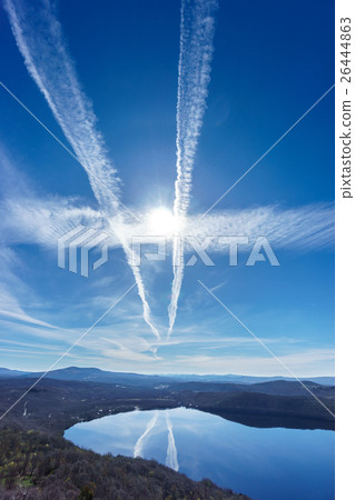 Top view of Sanabria lake with plane trail (Spain) 26444863