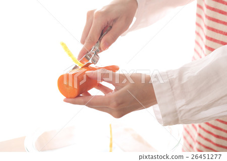 Woman peeling ginseng peeler 26451277