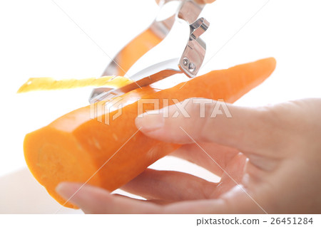 剝人參削皮器的婦女 26451284